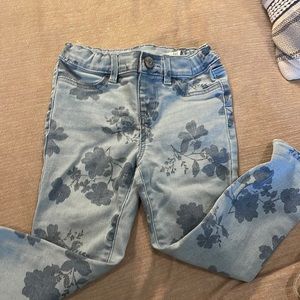 Oshkosh  Blue on Blue floral jeans for girls sz 4T
